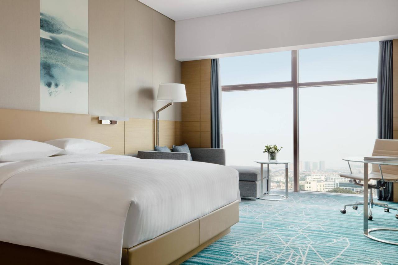 Отель Courtyard By Marriott Shunde Longjiang, Near Furniture Fair Экстерьер фото