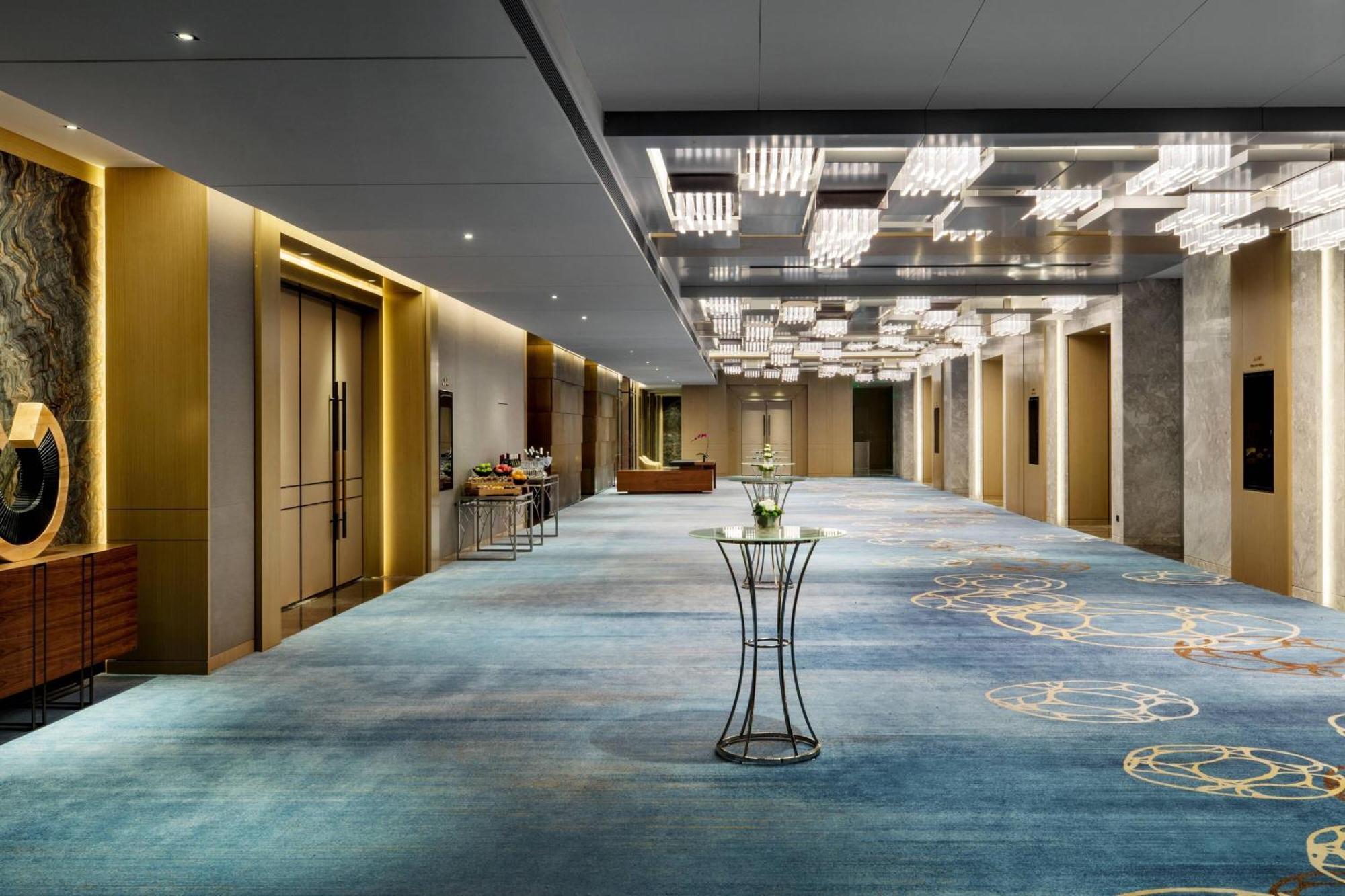 Отель Courtyard By Marriott Shunde Longjiang, Near Furniture Fair Экстерьер фото